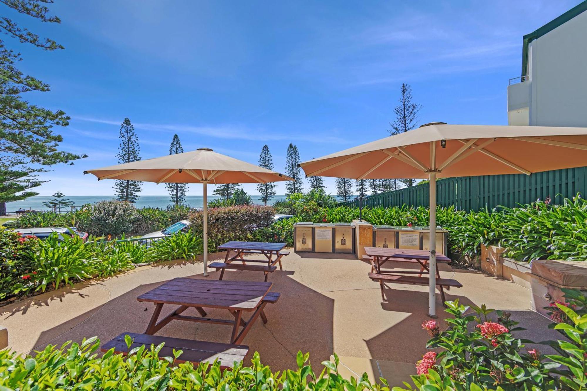 The Norfolks On Moffat Beach Caloundra Buitenkant foto